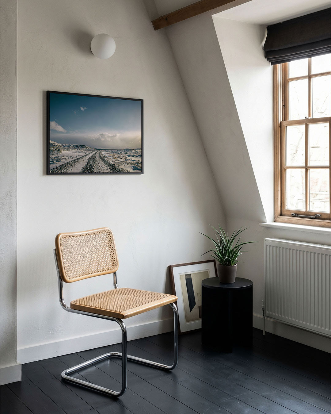 Winterse landschap poster – tweede productweergave – een uitgestrekt winterlandschap met een kronkelende weg. De lucht is