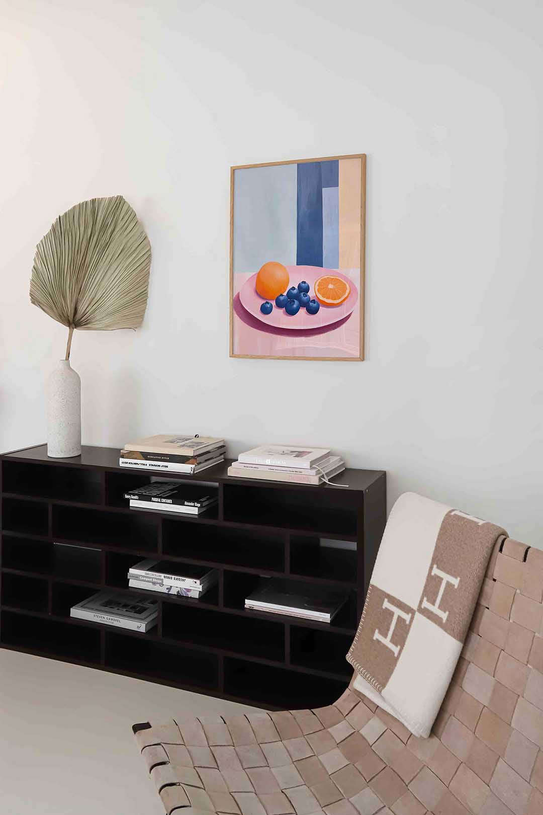 Fruit op roze bord – staande moderne wanddecoratie van WallArtistic