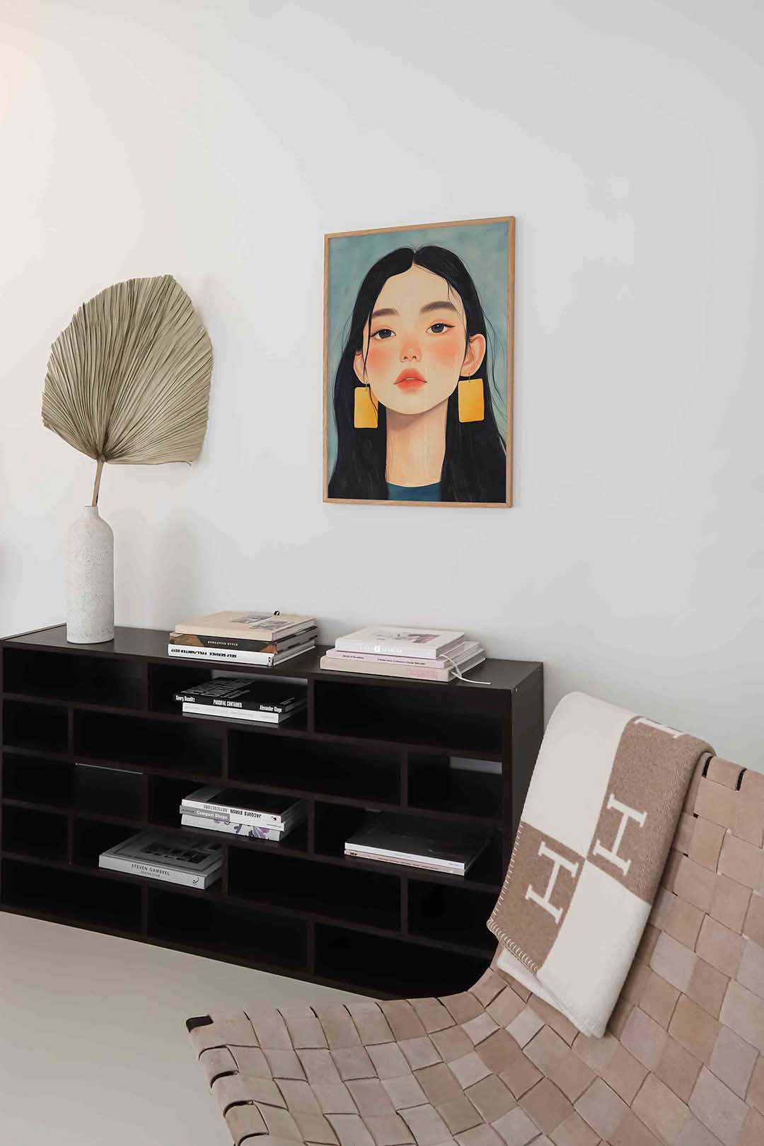 Portret met gele oorbellen – staande moderne wanddecoratie van WallArtistic