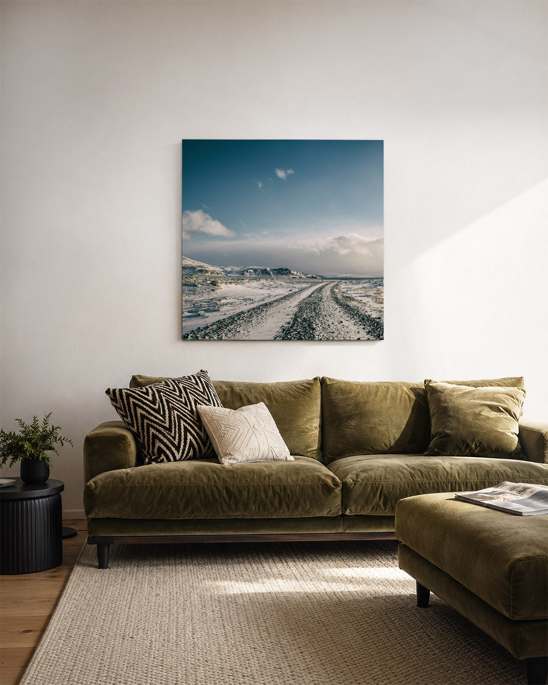 Winterse landschap kunstwerk – derde productweergave – een besneeuwd landschap met een kronkelende weg die naar de horizon