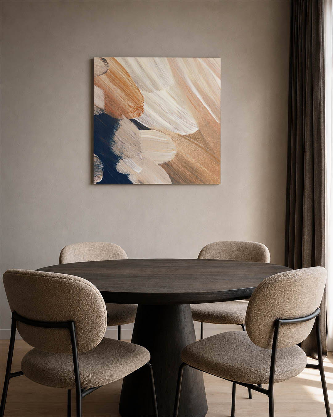 Organische borstelvegen kunstwerk – derde productweergave – dit kunstwerk toont vloeiende borstelvegen in beige en bruin, met