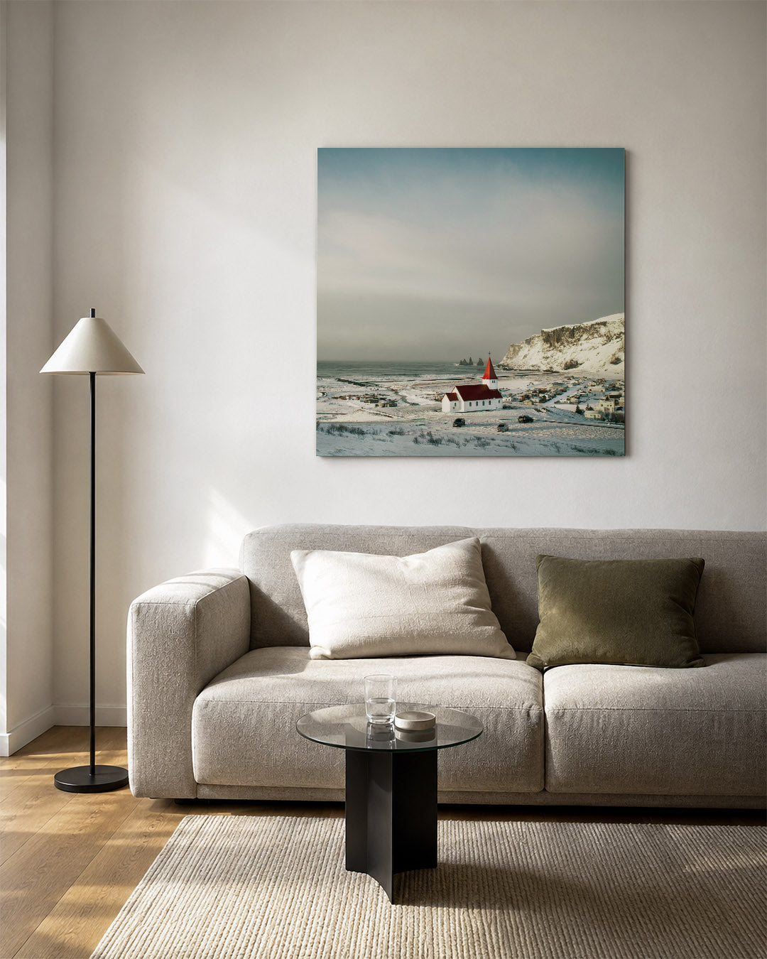 Winterse landschap kunstwerk – vierkante wanddecoratie – deze kunstwerk toont een serene winterse scène met een gebouw in een