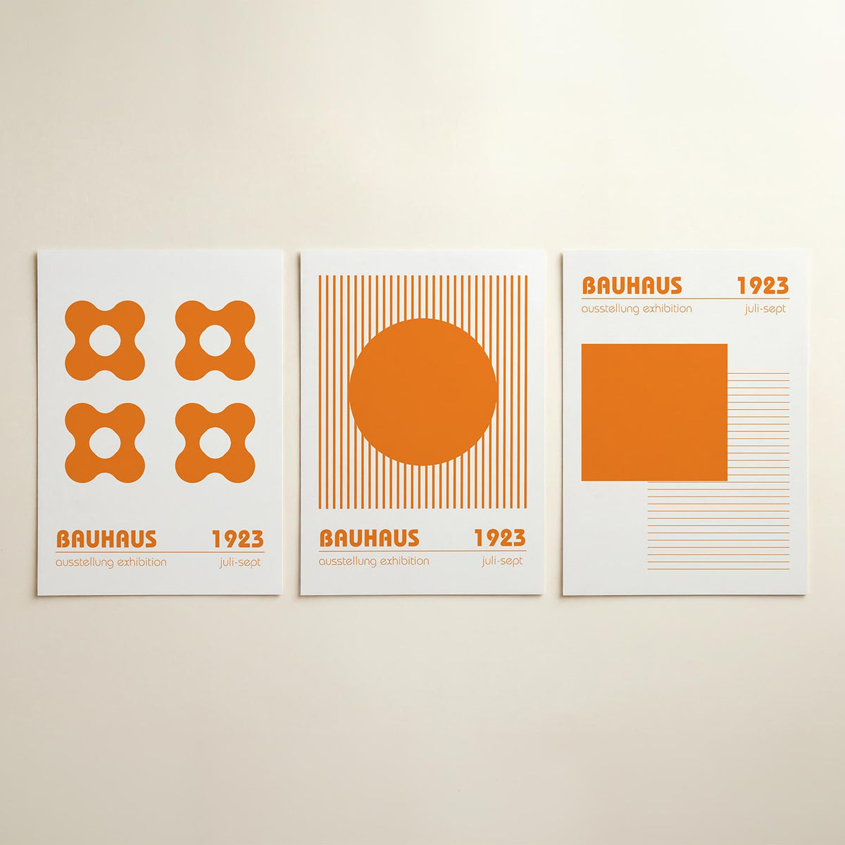 Vormen en vlakken posterset – detailweergave – vier oranje vormen met ronde hoeken vormen een ritmisch patroon op een witte