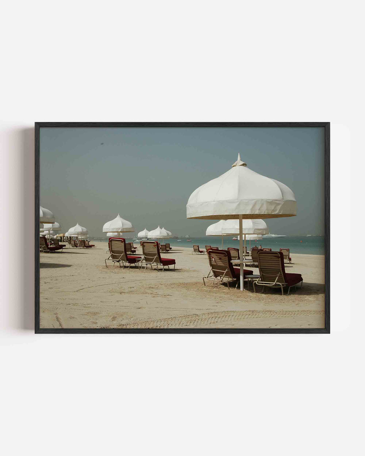 Strandstoelen en parasols – moderne landscape poster als wanddecoratie