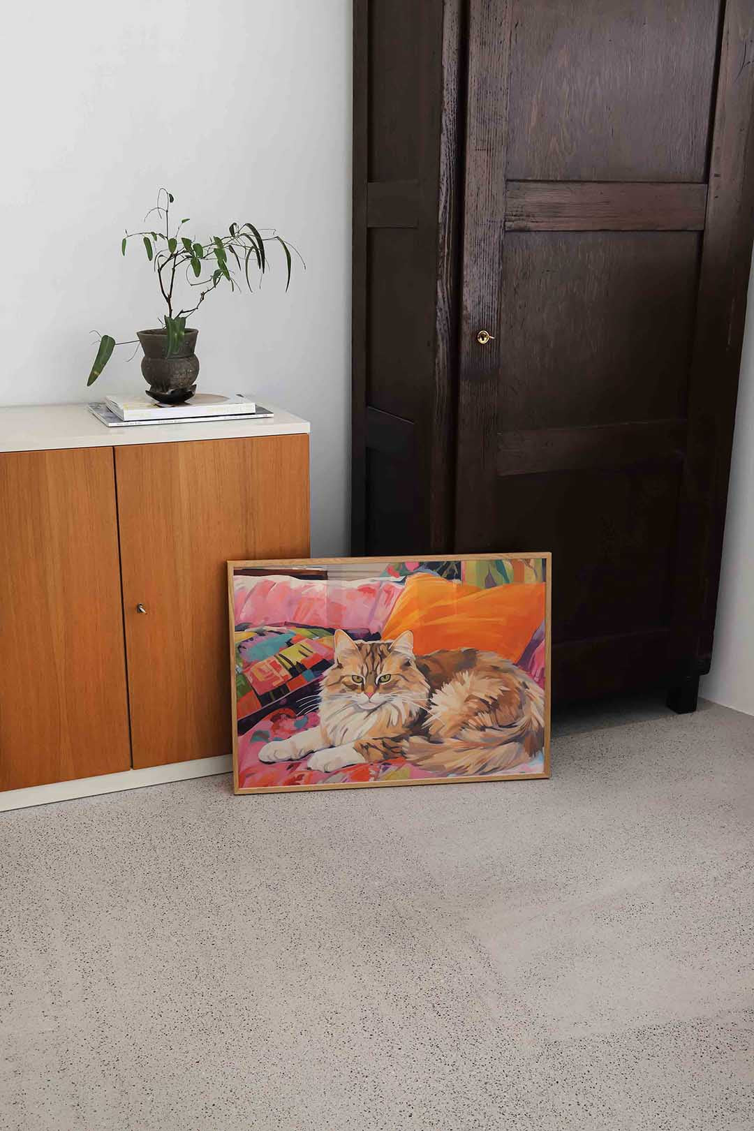 Kat op kleurrijke kussens – dierenillustratie als landscape poster