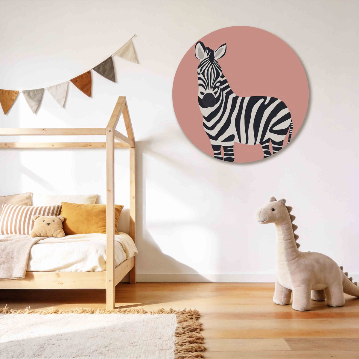 Zebra op roze Muurcirkel – tweede productweergave – Een zebra met zwarte en witte strepen tegen een roze achtergrond.