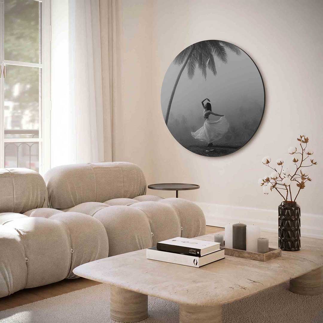 Dansende vrouw onder palm – portret muurcirkel als ronde muurdecoratie