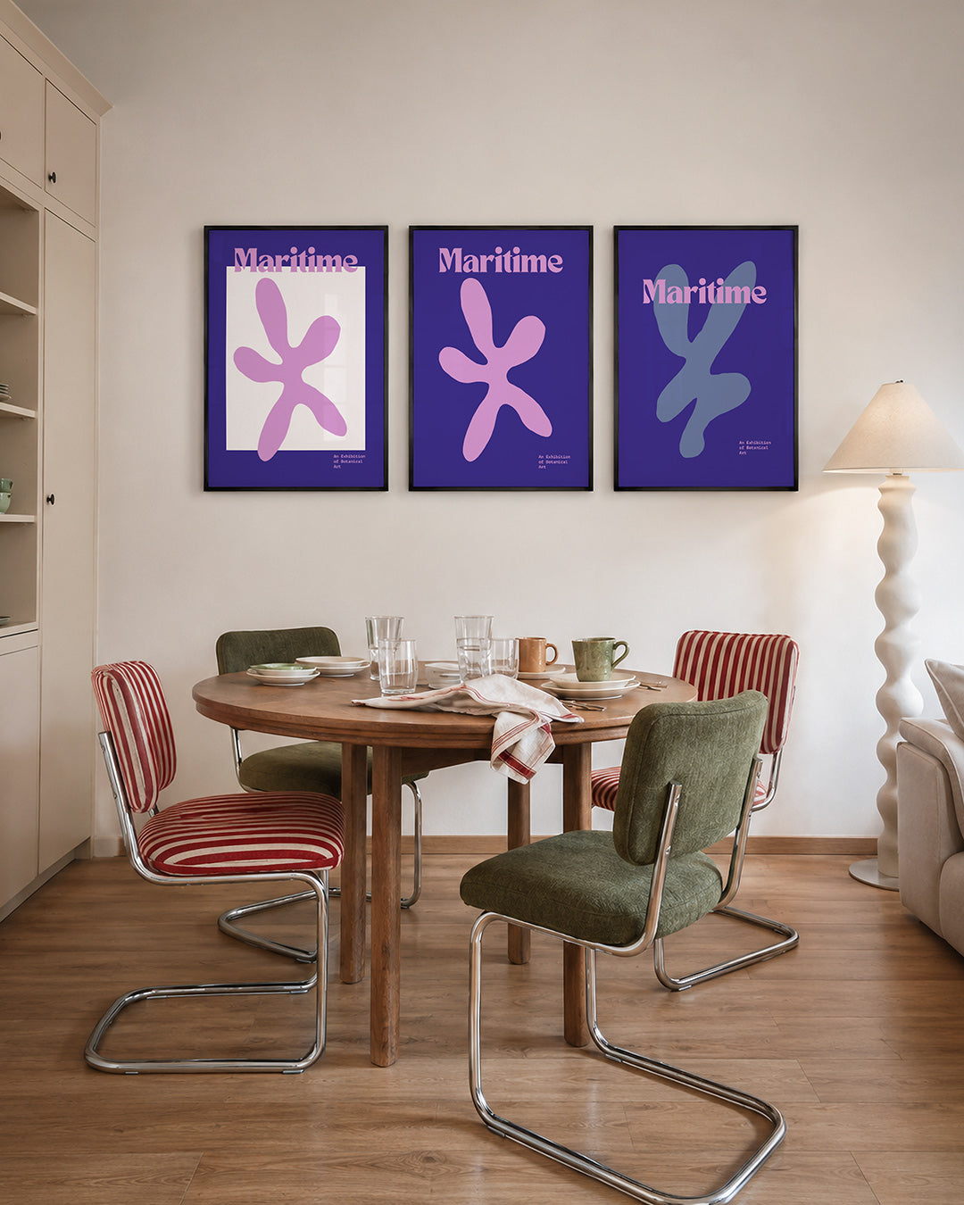 Vorm en kleur – deze posterset in drie delen toont een speelse paarse vorm op een witte