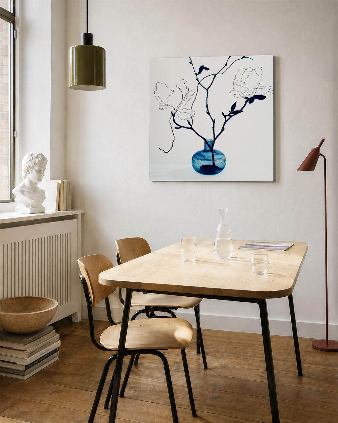 Lijnbloemen in vaas kunstwerk – vierkante wanddecoratie – dit werk toont een blauwe vaas met delicate zwarte lijnen die