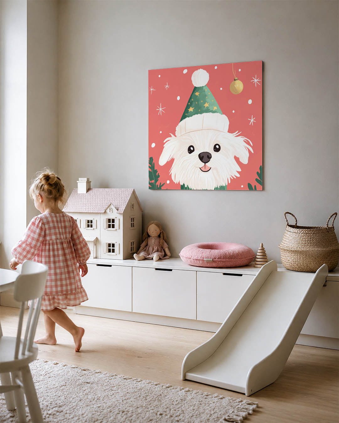 Vrolijke kersthond kunstwerk – tweede productweergave – een schattige witte hond met een groene kerstmuts tegen een rode