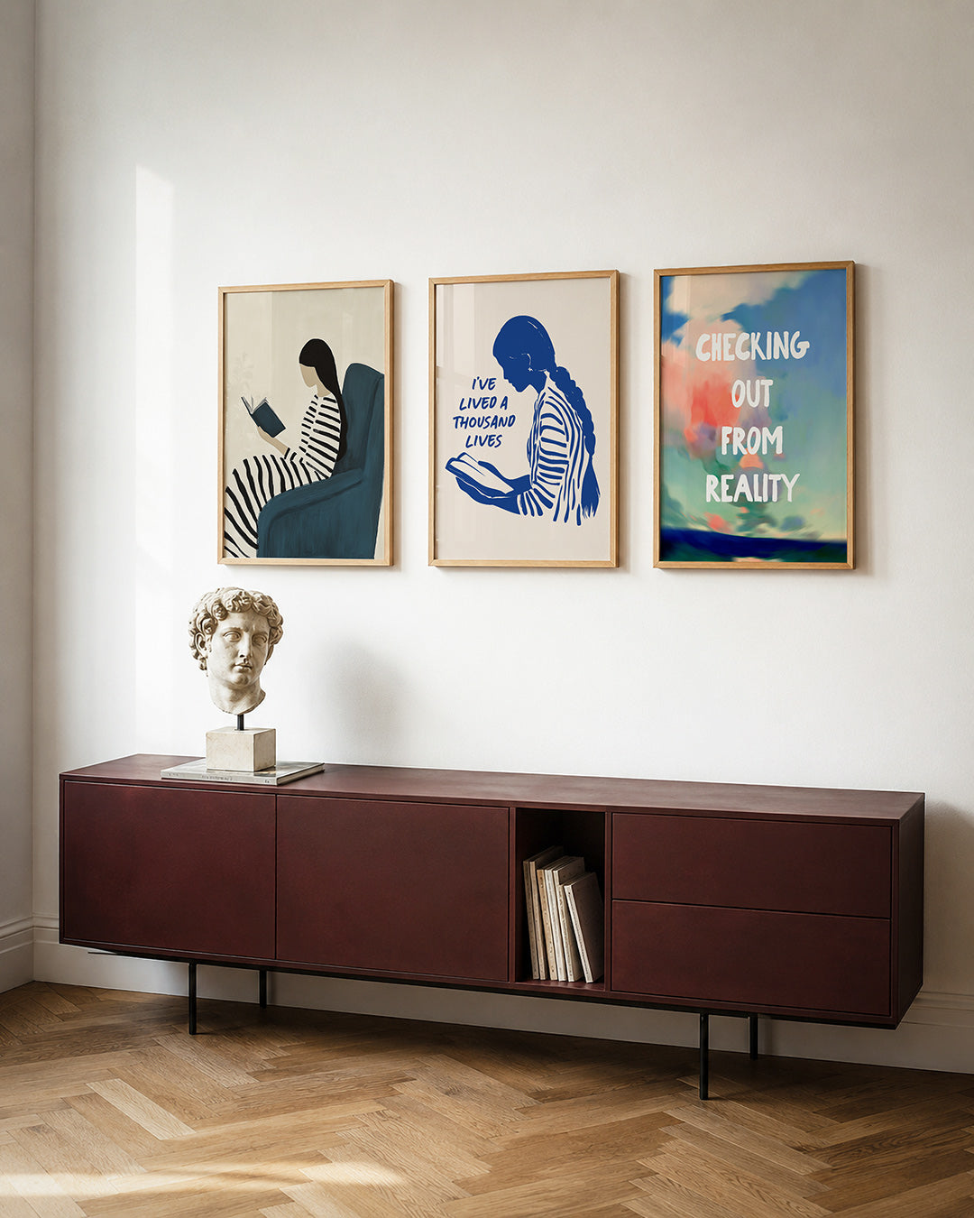 Gestreepte rust posterset – tweede productweergave – een vrouw leest in een blauwe stoel