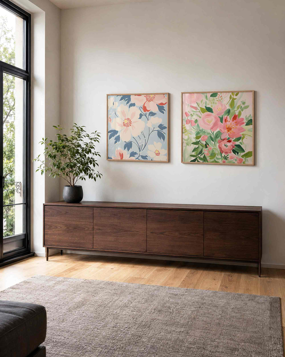 Interieurpresentatie van een tweedelige vierkante posterset met bloemen en bladeren