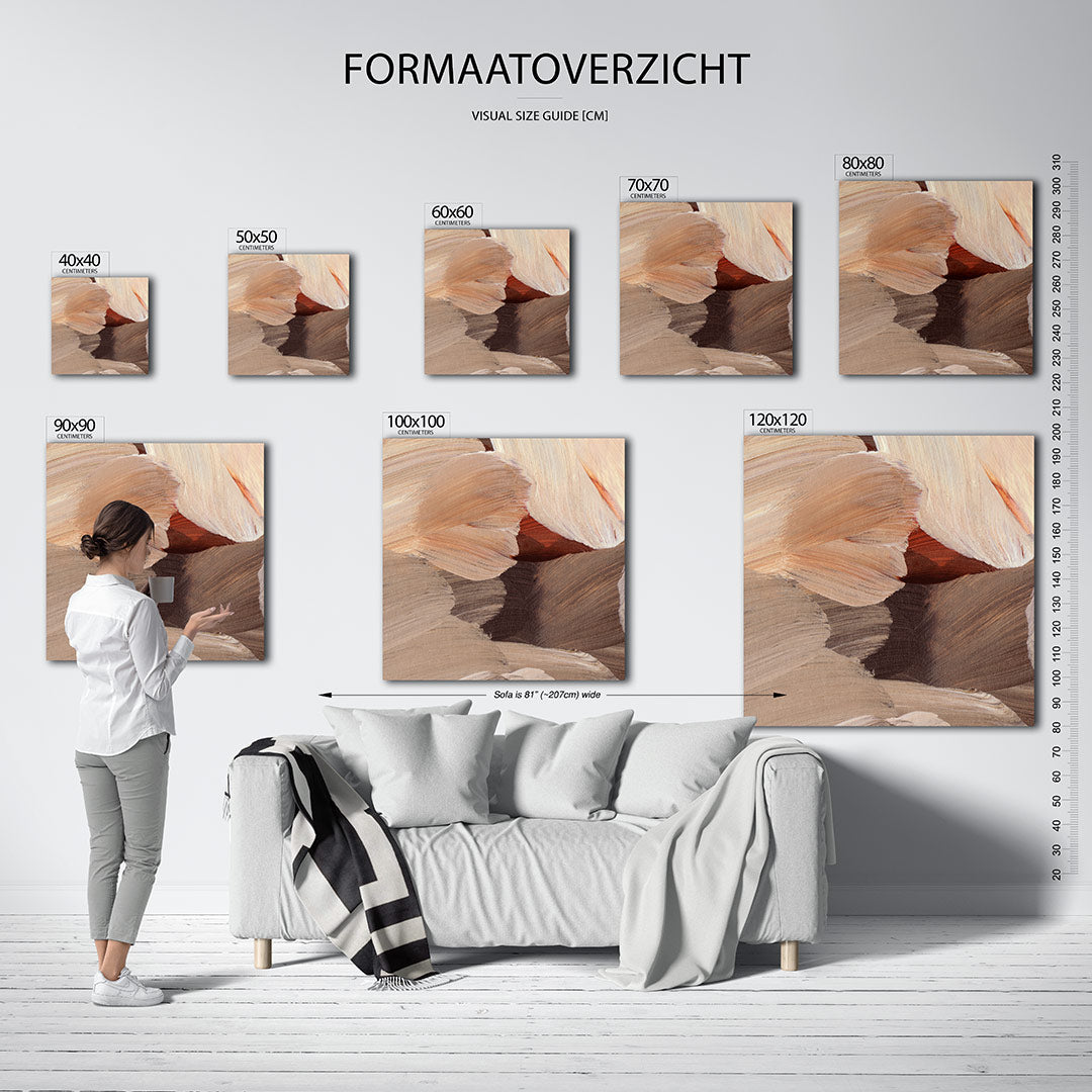 Organische penseelstreken kunstwerk – dit werk toont vloeiende penseelstreken in zachte beige en bruin tinten. De compositie