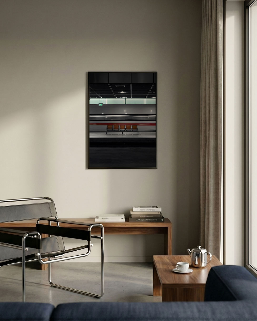 Stille station scene poster – detailweergave – deze poster toont een lege stationshal met een voorbijrazende trein. De