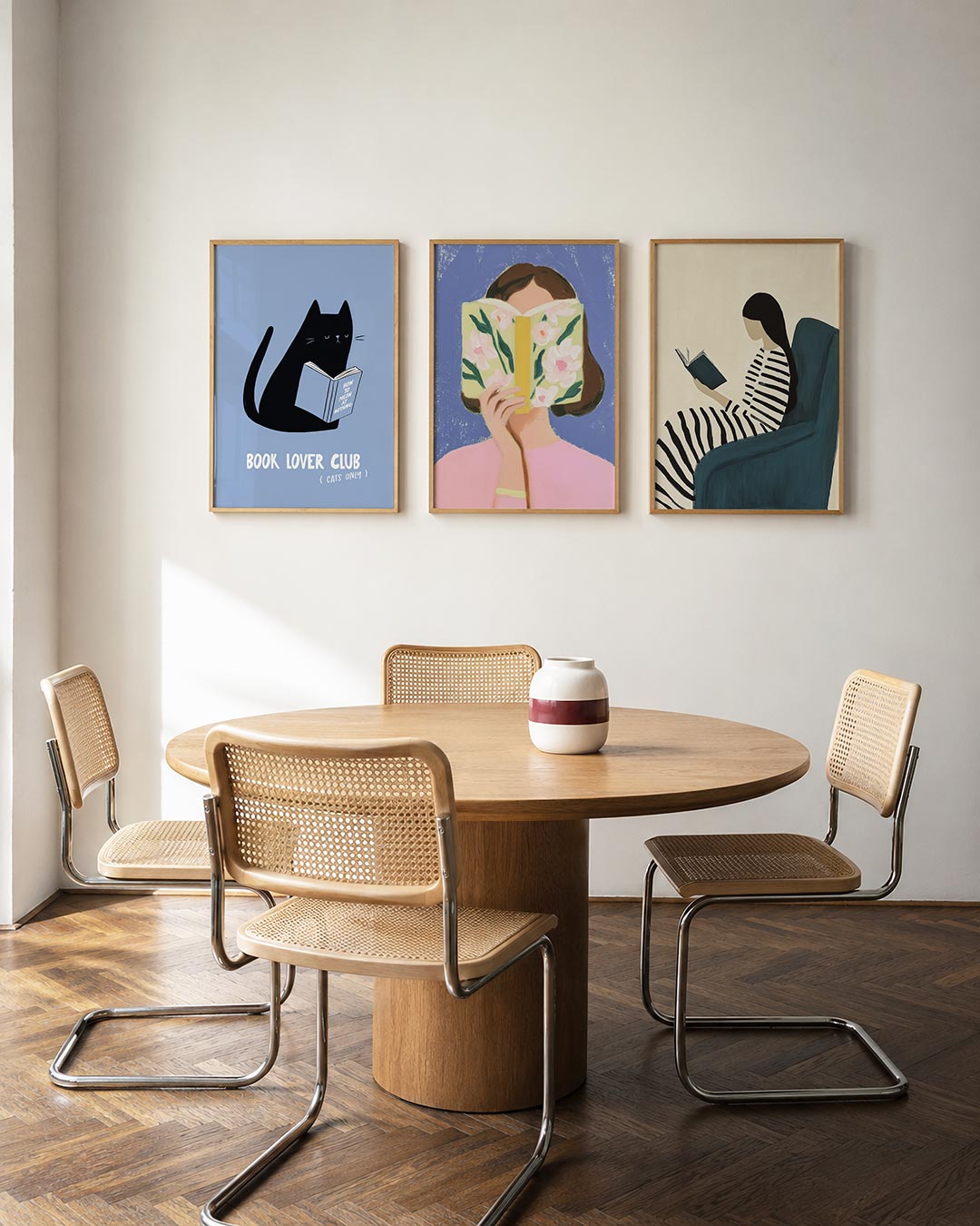 Katten en boeken posterset – derde productweergave – een zwarte kat leest een boek op een zachte blauwe