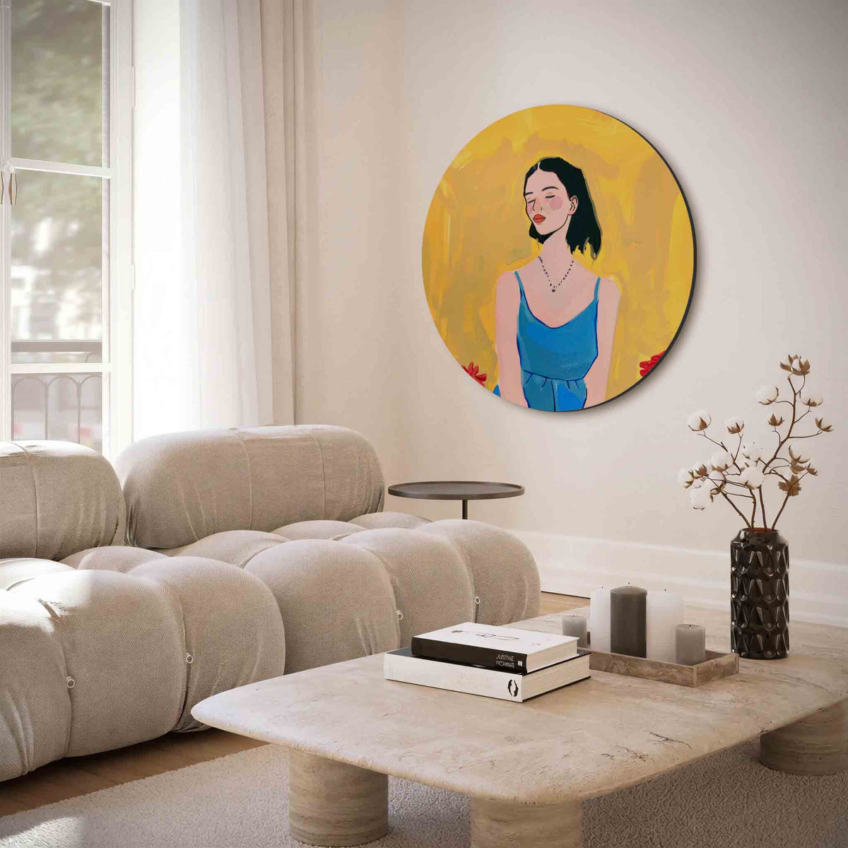 Vrouw in blauwe jurk – muurcirkel met abstracte texturen voor aan de muur