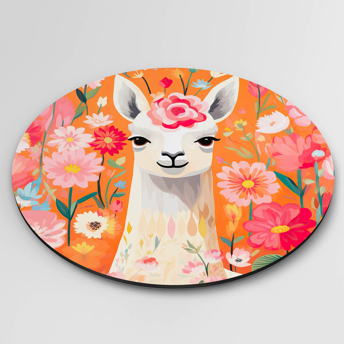Lama en bloemen Muurcirkel – detailweergave – Een lama omringd door kleurrijke bloemen in tinten van roze, rood en blauw op