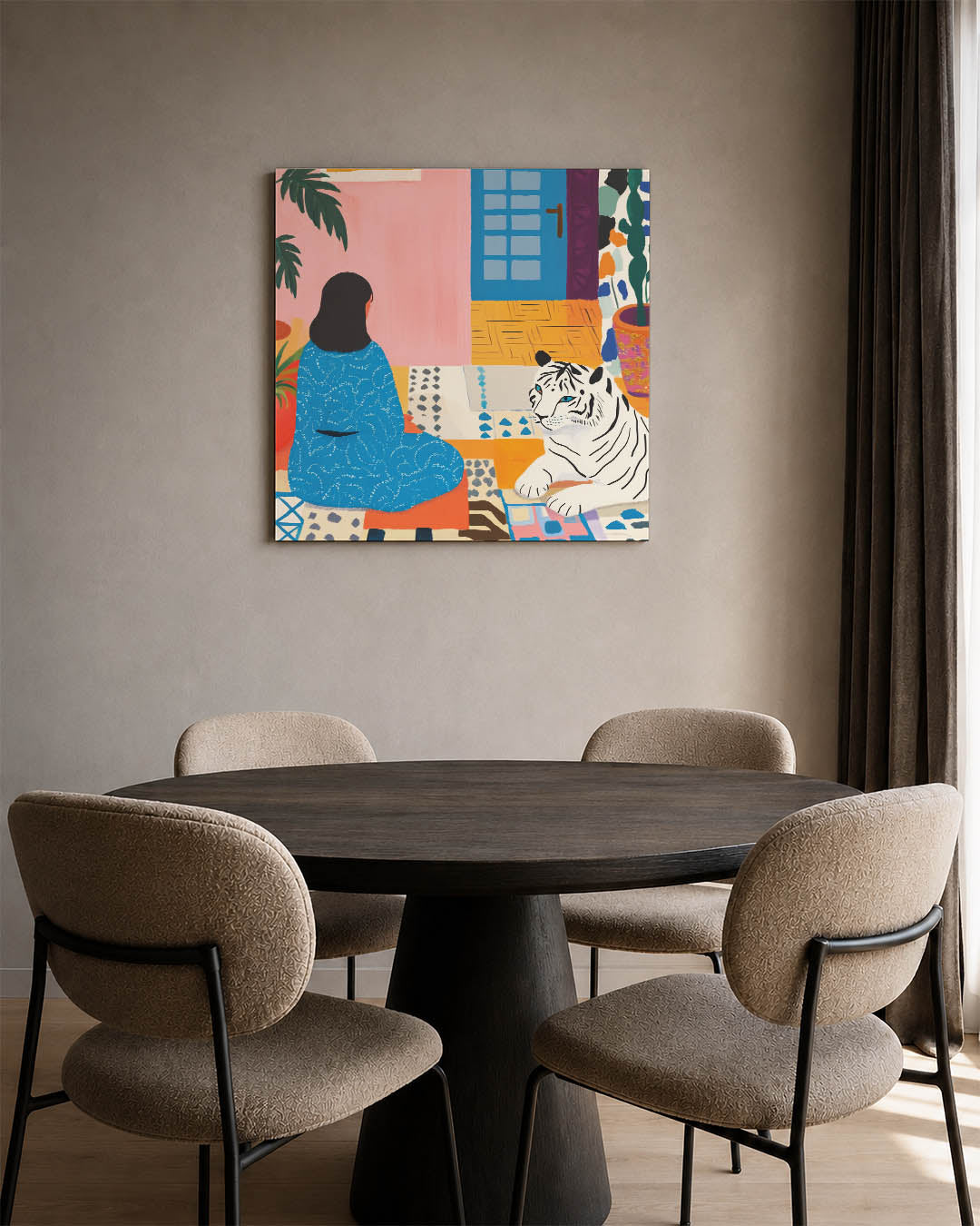 Interieur met tijger kunstwerk – derde productweergave – dit werk toont een vrouw in een kleurrijke kamer met een witte