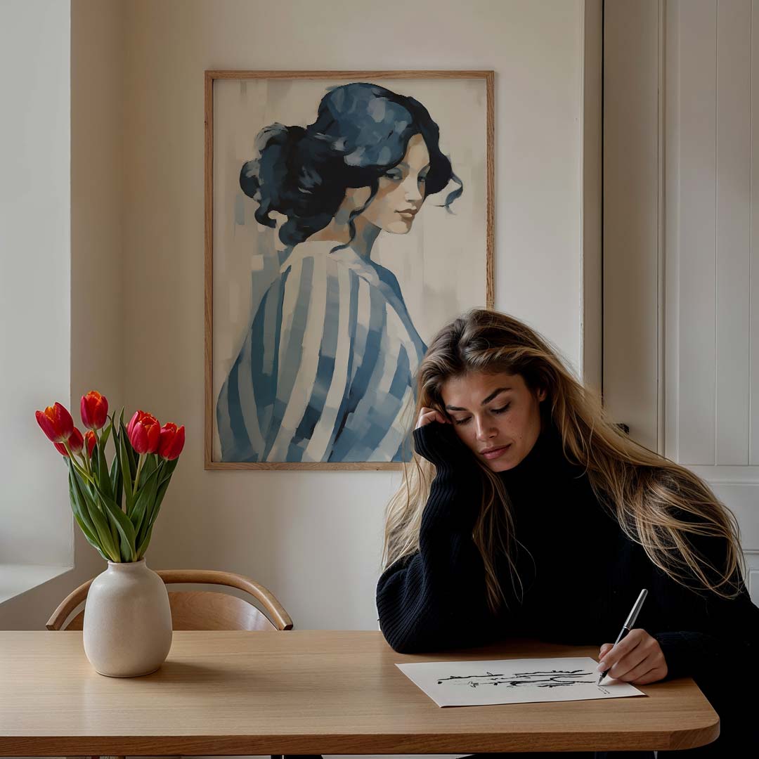 Mystieke Blauw Getinte Vrouw – staande vrouwelijke wanddecoratie van WallArtistic