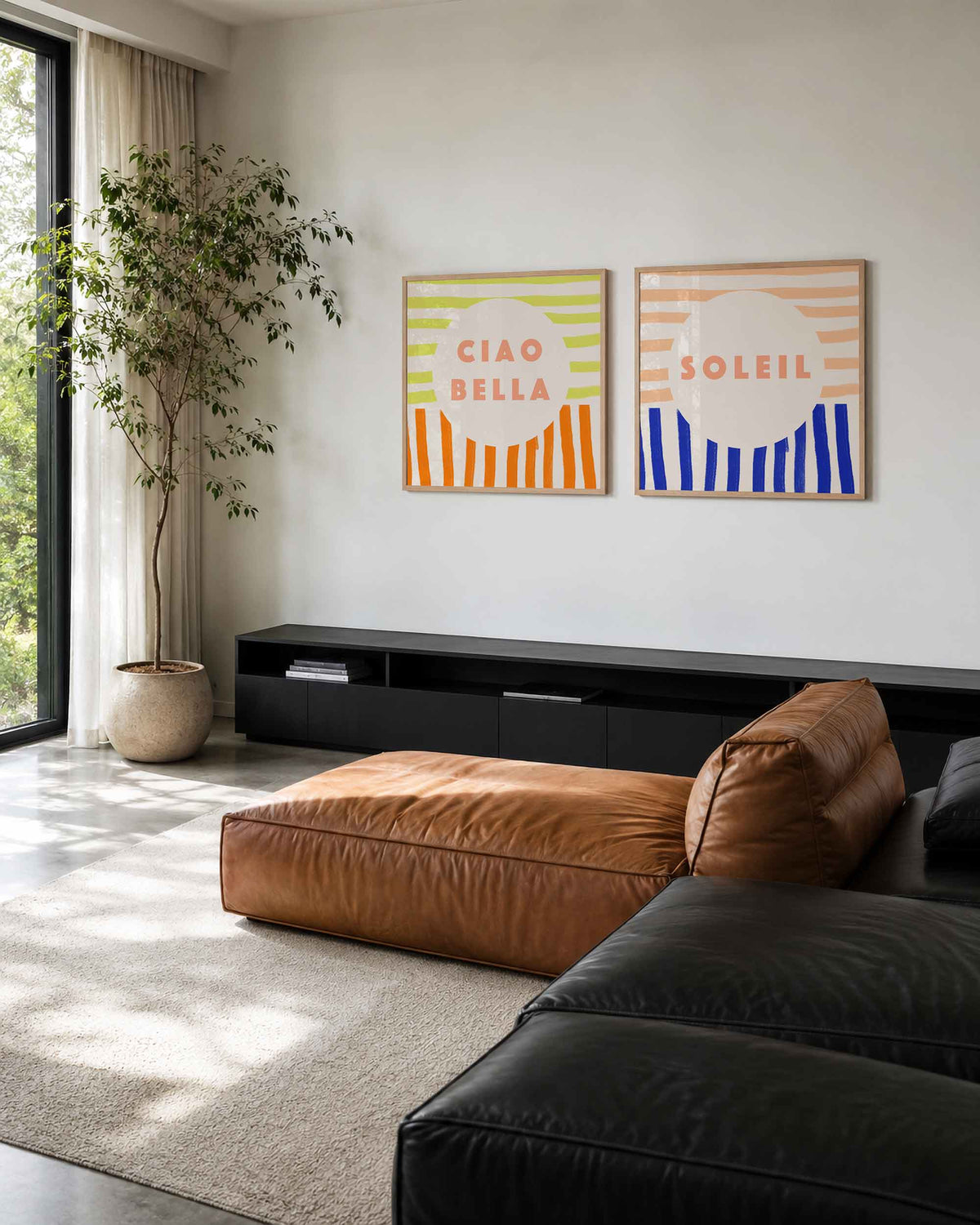 Interieurpresentatie van een tweedelige vierkante posterset met ciao bella en soleil