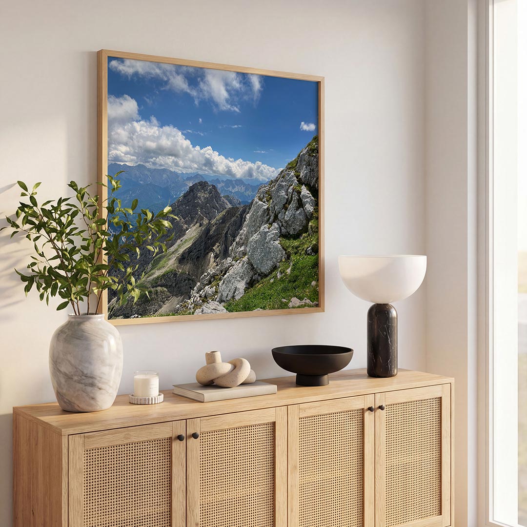 Berglandschap met wolken poster – tweede productweergave – deze poster toont een indrukwekkend berglandschap met ruige rotsen