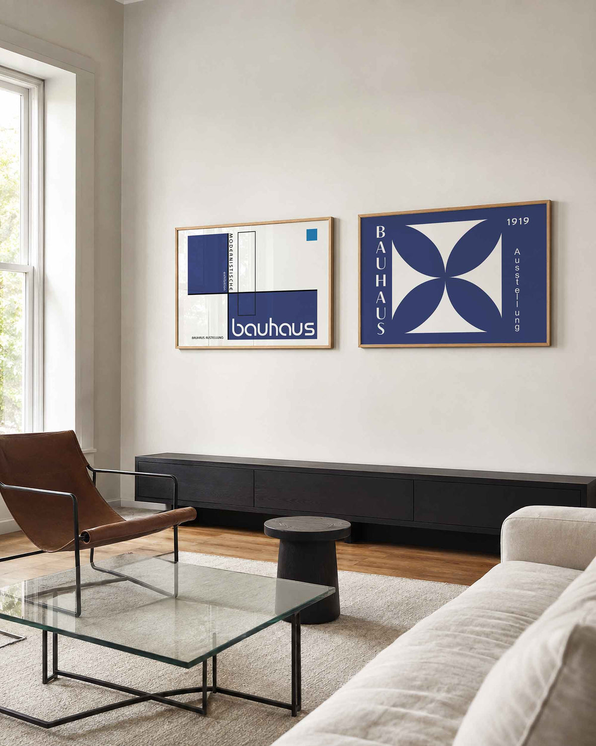 Interieurmockup van tweedelige landscape-posterset met indigoblau grafische affiches