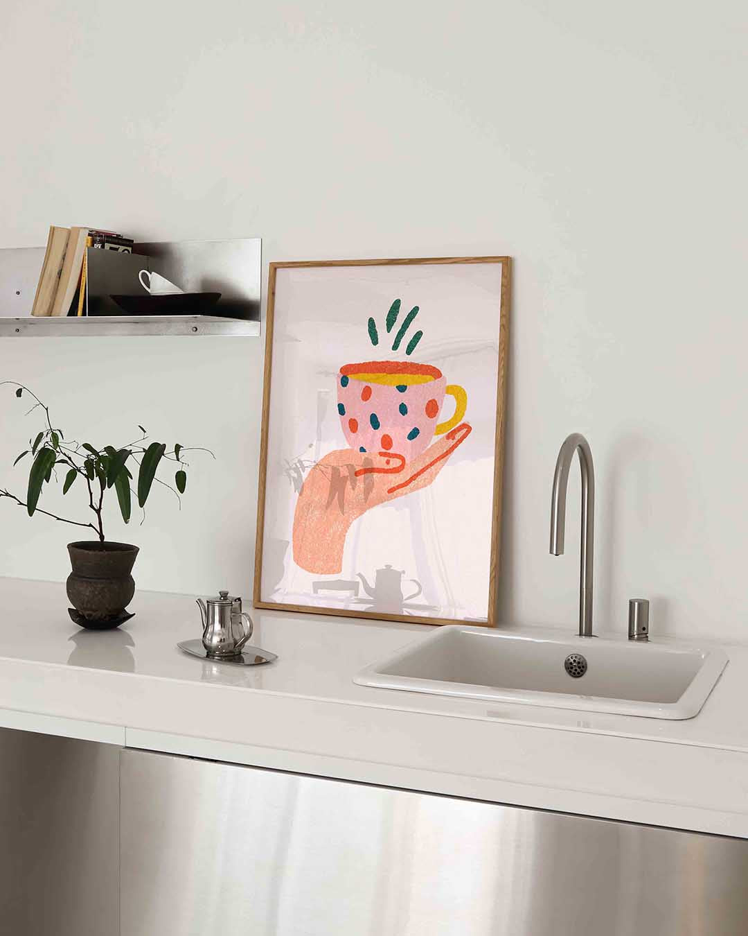 Hand met kopje – keukenposter in staand formaat