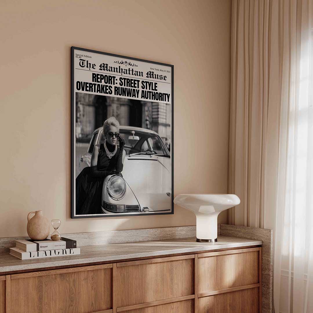 Vrouw bij klassieke auto – kleurrijke Pop Art poster in staand formaat