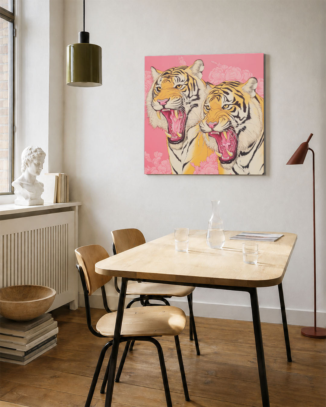 Tijgers kunstwerk – vierkante wanddecoratie – dit werk toont twee brullende tijgers tegen een roze achtergrond met bloemen.