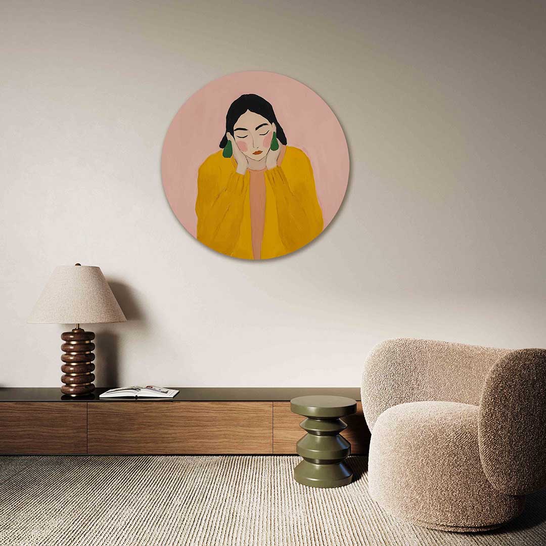 Vrouw met gele trui – abstracte muurcirkel als ronde wanddecoratie