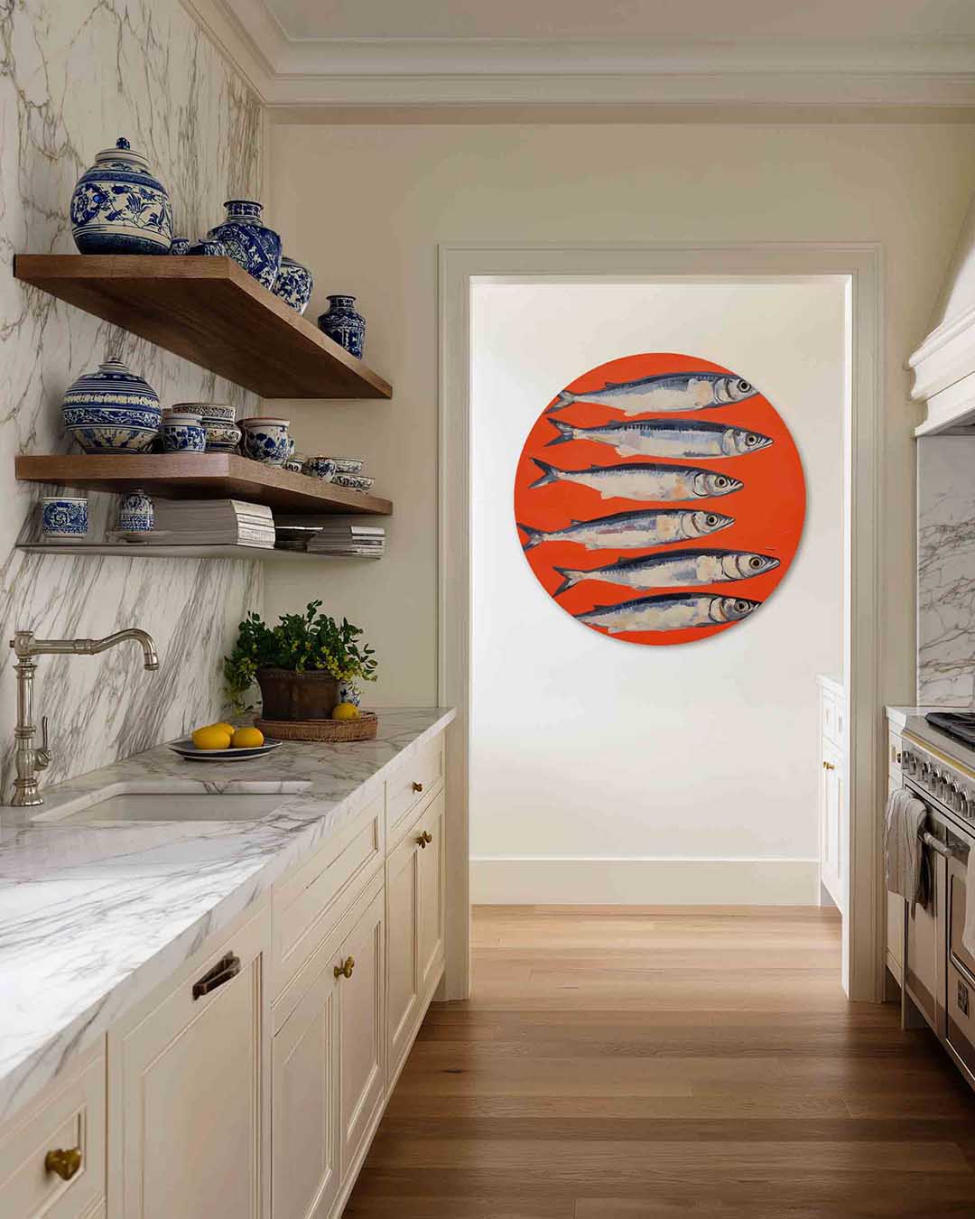 Zes vissen op oranje – moderne abstracte muurcirkel voor aan de muur