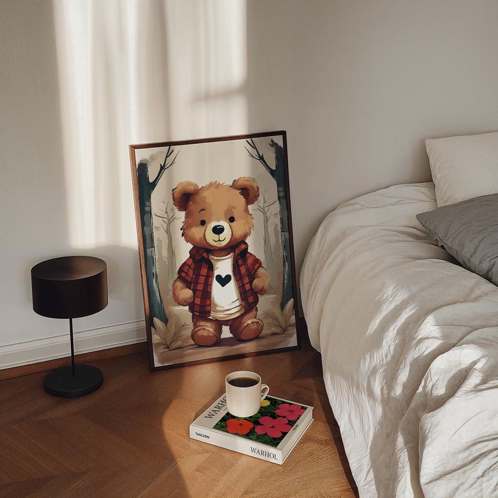 Knuffelbeer in het Bos – staande kinderkamer wanddecoratie van WallArtistic