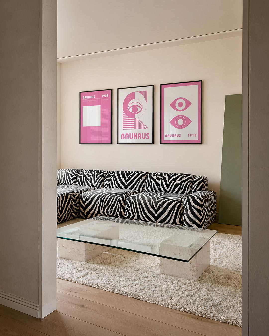 Roze lijnenspel posterset – tweede productweergave – een roze achtergrond met een groot wit vierkant en fijne horizontale