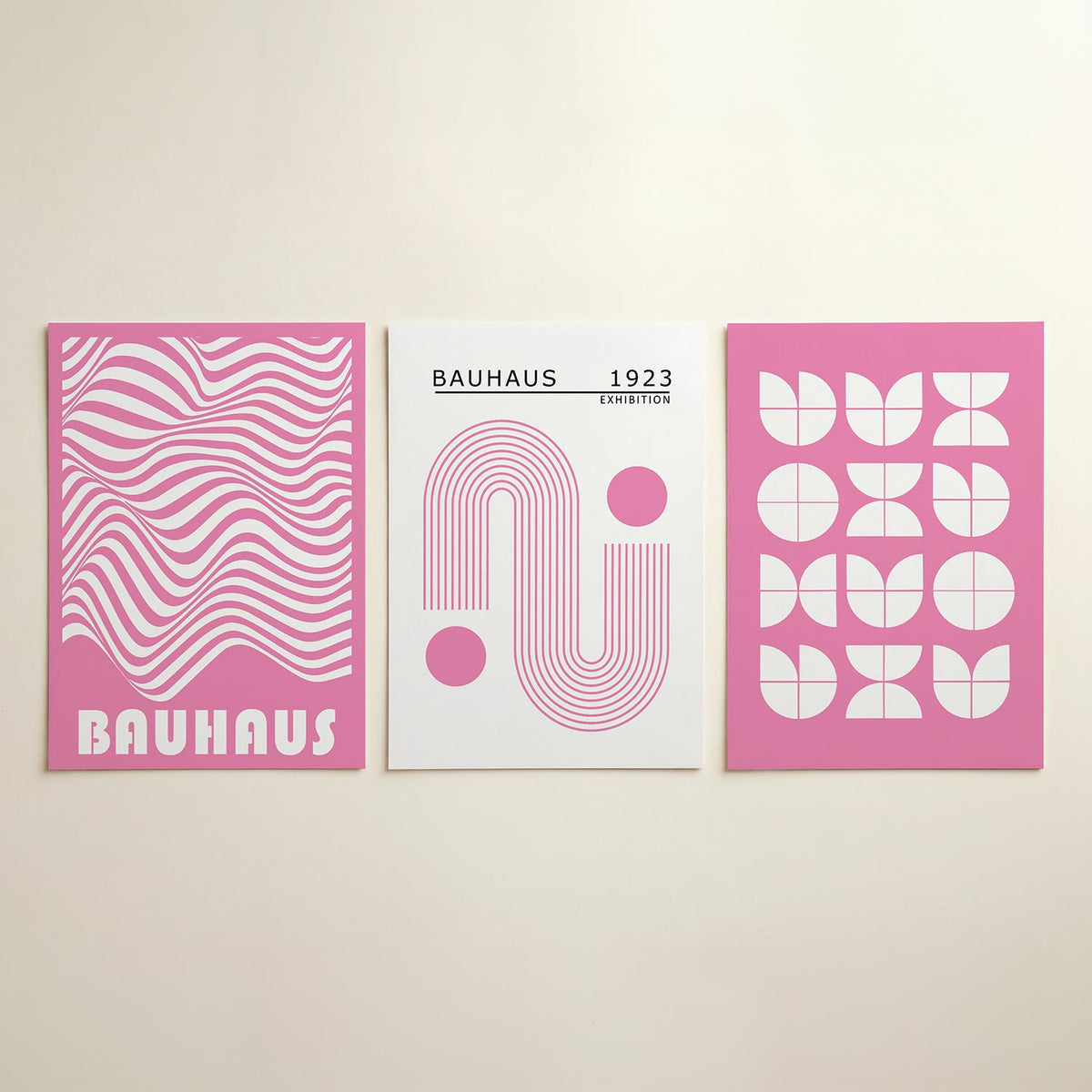 Golvend lijnenspel posterset – detailweergave – deze posterset in drie delen toont vloeiende, golvende lijnen in roze en wit.