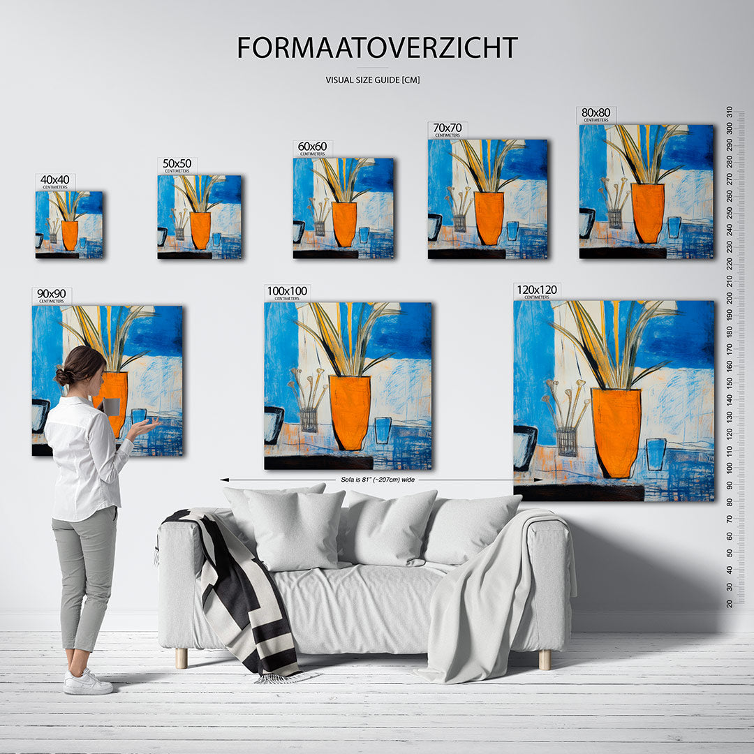 Vaas en bloemen kunstwerk – sfeerbeeld – dit toont een oranje vaas met lange bladeren tegen een blauwe achtergrond. De