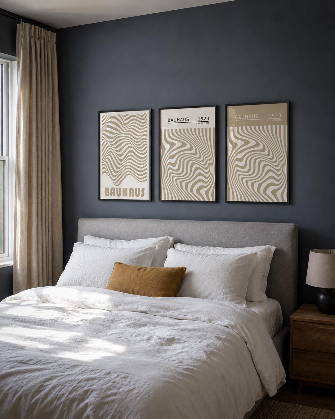 Golvend lijnenspel posterset – derde productweergave – deze posterset in drie delen toont vloeiende, golvende lijnen in beige