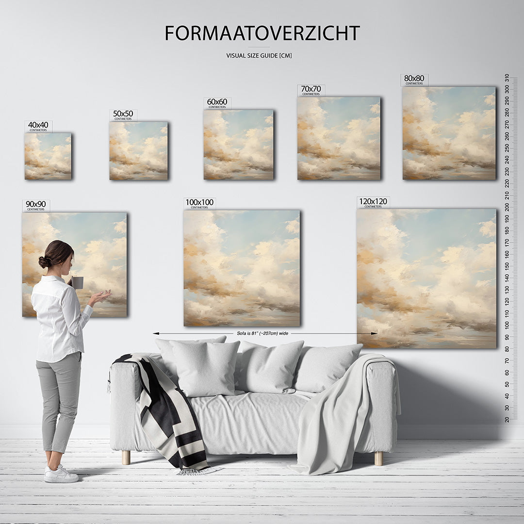 Dromerige wolkenlucht kunstwerk – sfeerbeeld – dit werk toont een serene lucht met zachte wolken in beige en blauw. De