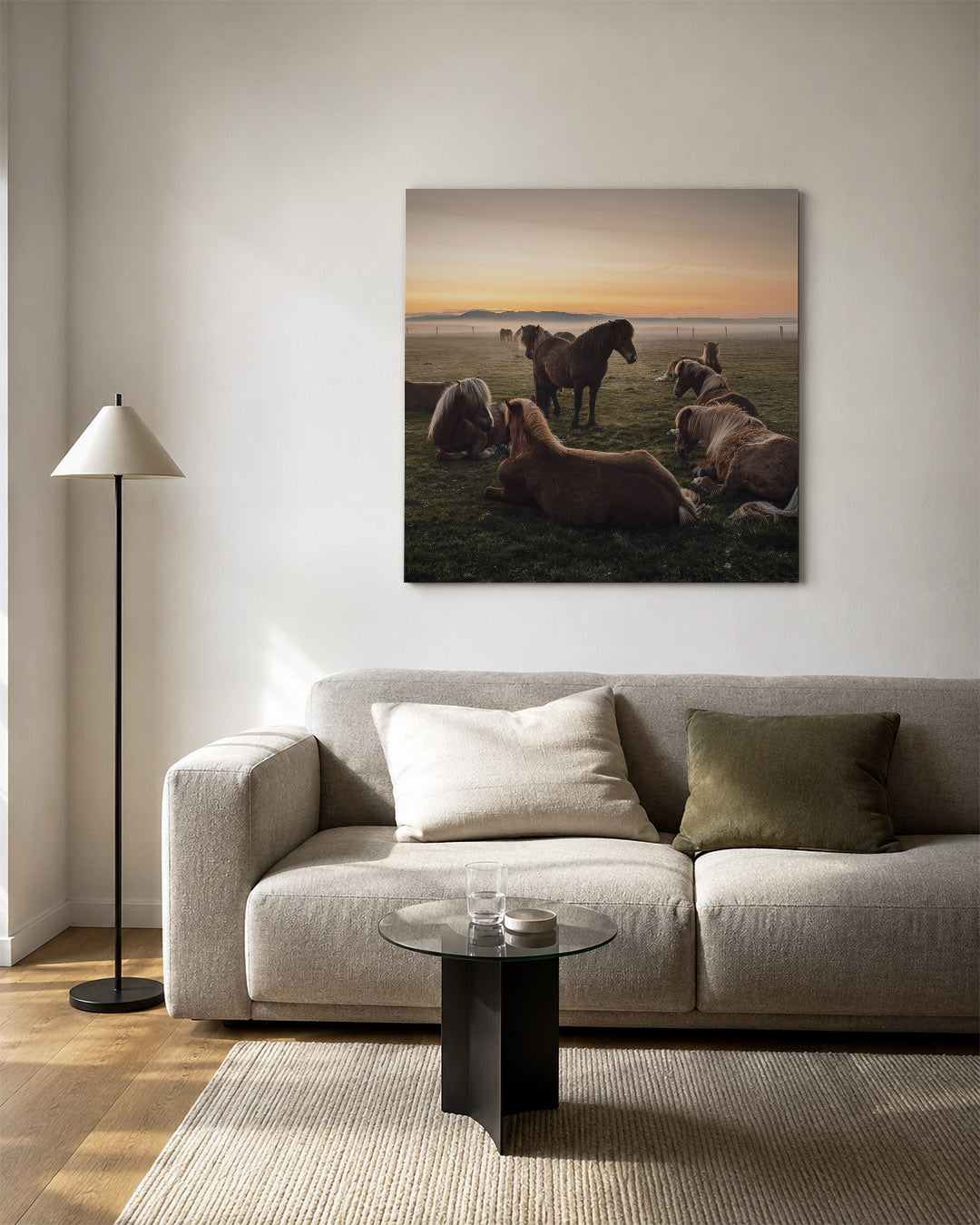 Rustige paardenweide kunstwerk – vierkante wanddecoratie – een weide met paarden die ontspannen liggen en staan, omgeven door