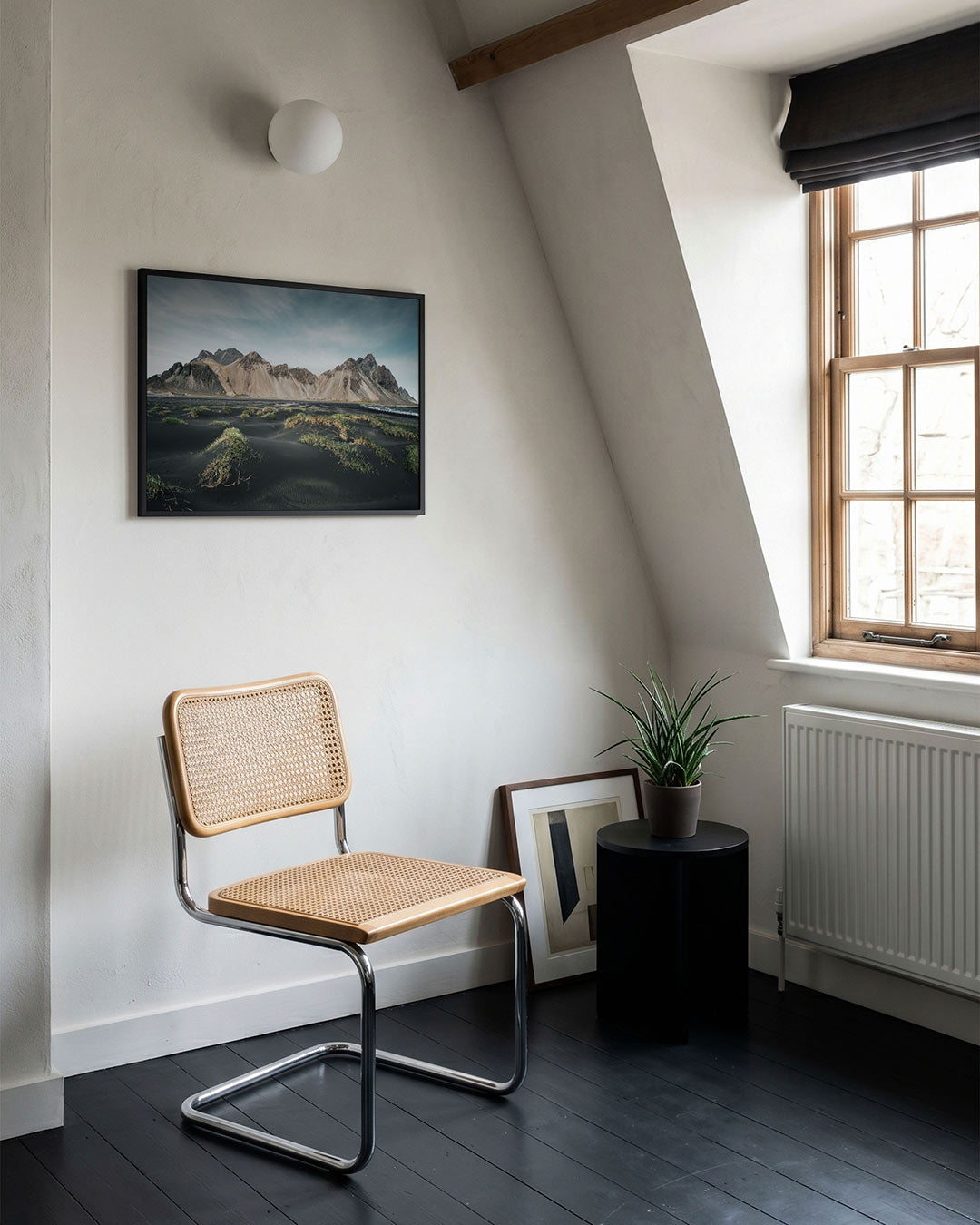 Berglandschap poster – tweede productweergave – een indrukwekkend berglandschap met zwarte zandvlakten en groene grasvlakken.