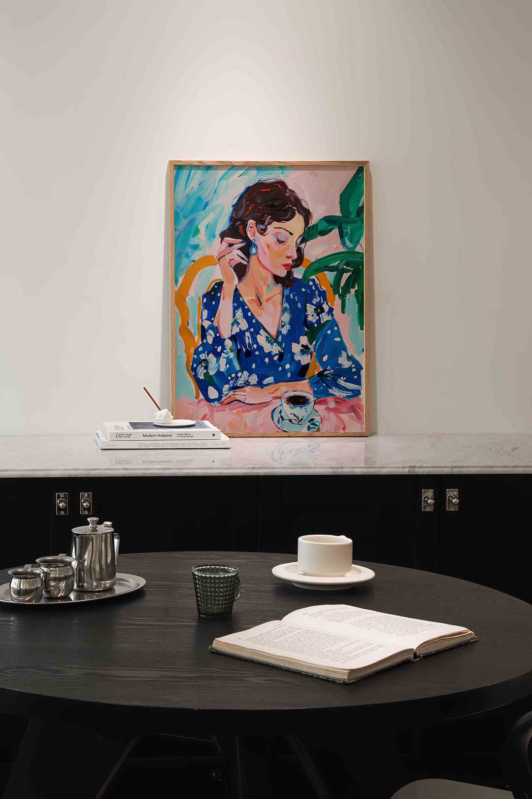 Vrouw met kopje – portret poster in staand formaat