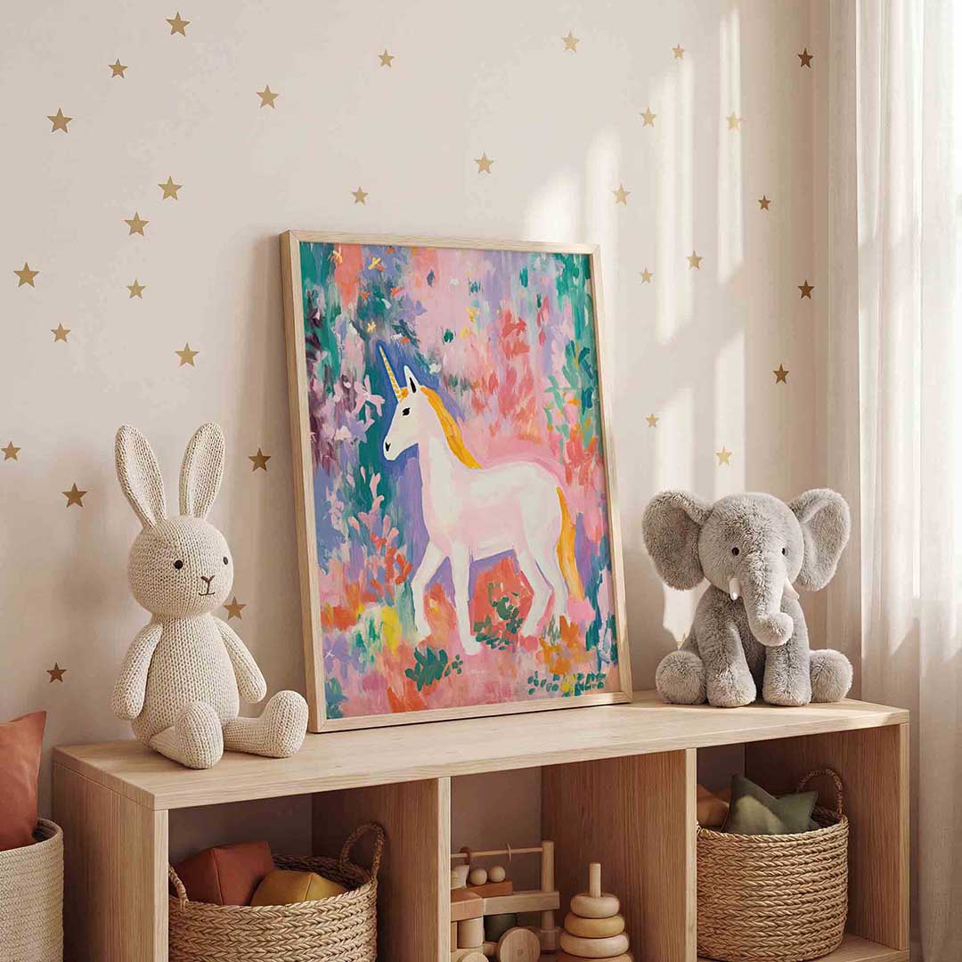 Eenhoorn in kleurrijke omgeving – staande kinderkamer wanddecoratie van WallArtistic
