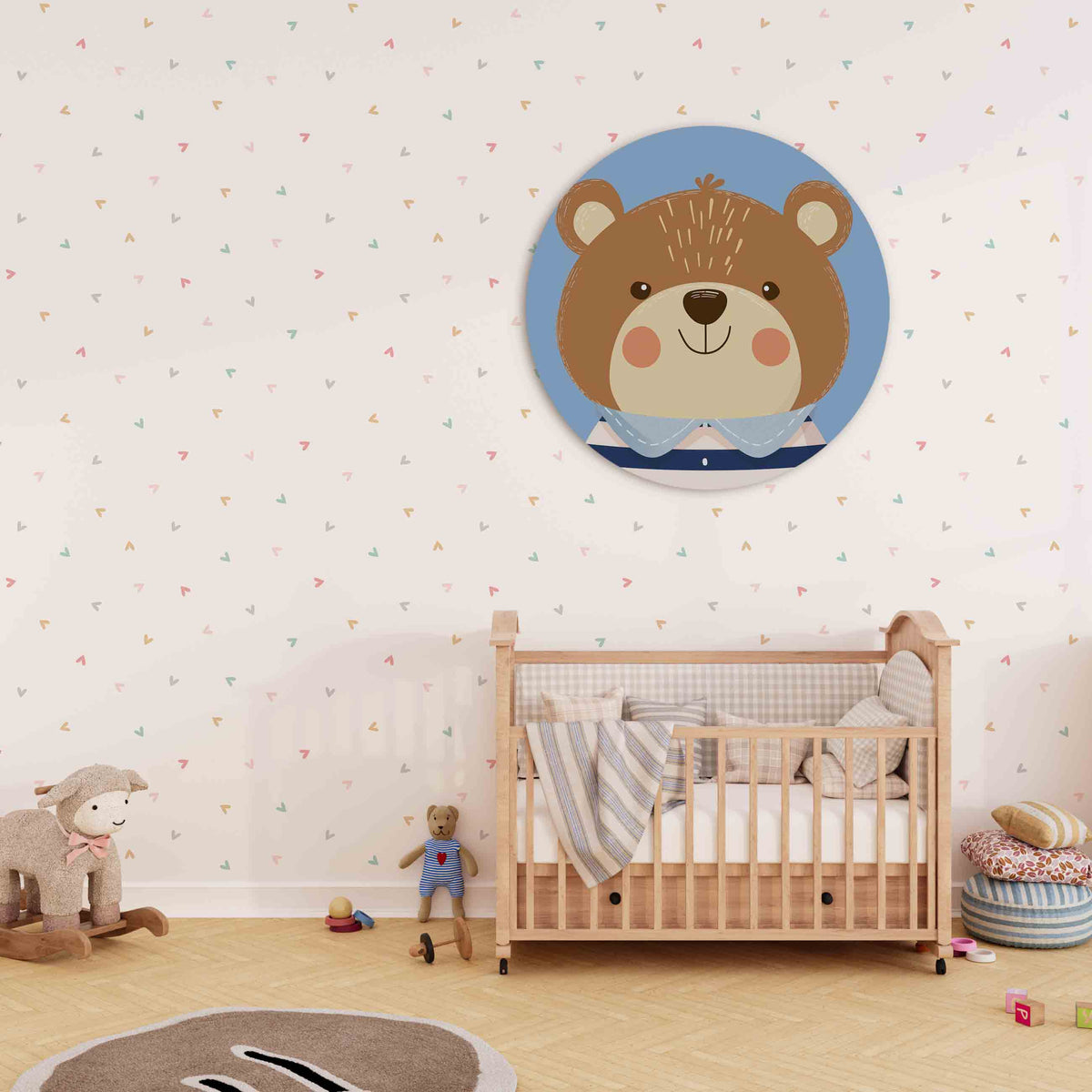 Lachende beer Muurcirkel – derde productweergave – Een bruine beer met een glimlach en roze wangen tegen een blauwe