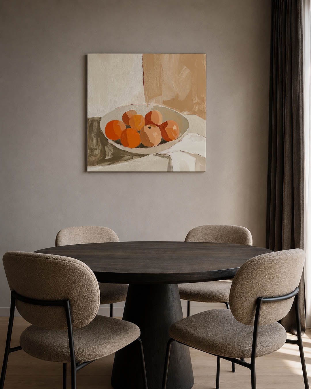Fruit in schaal kunstwerk – tweede productweergave – dit werk toont een schaal met oranje vruchten tegen een beige