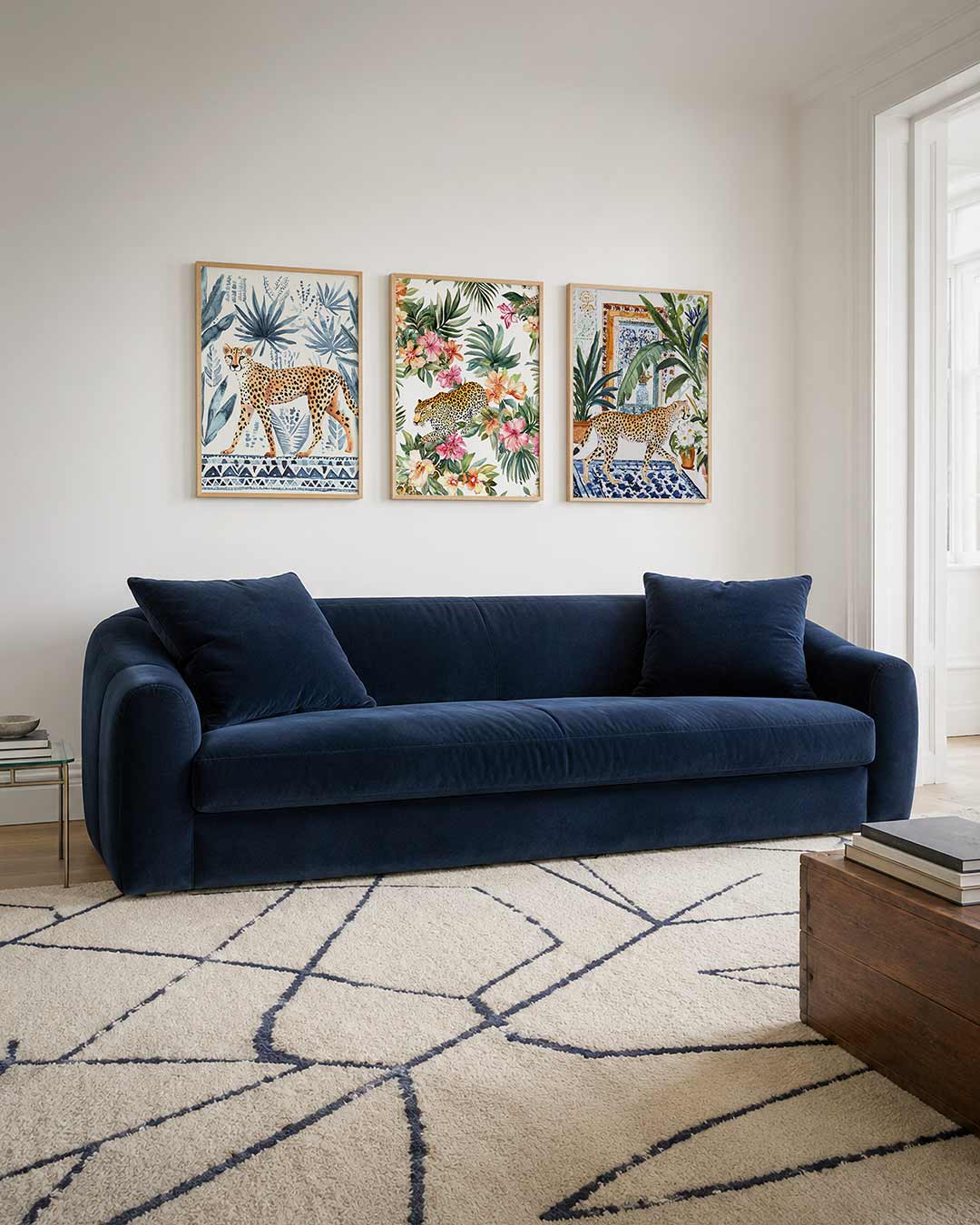 Jungle elegantie driedelige posterset – een sierlijke cheetah loopt tussen blauwgrijze bladeren
