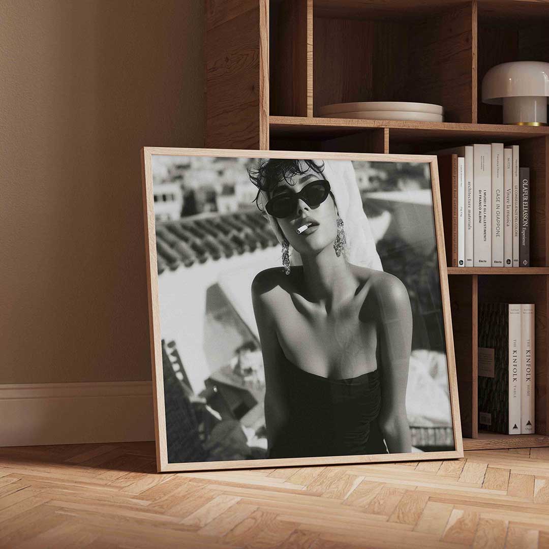 Vrouw met zonnebril – vierkante Pop Art wanddecoratie van WallArtistic