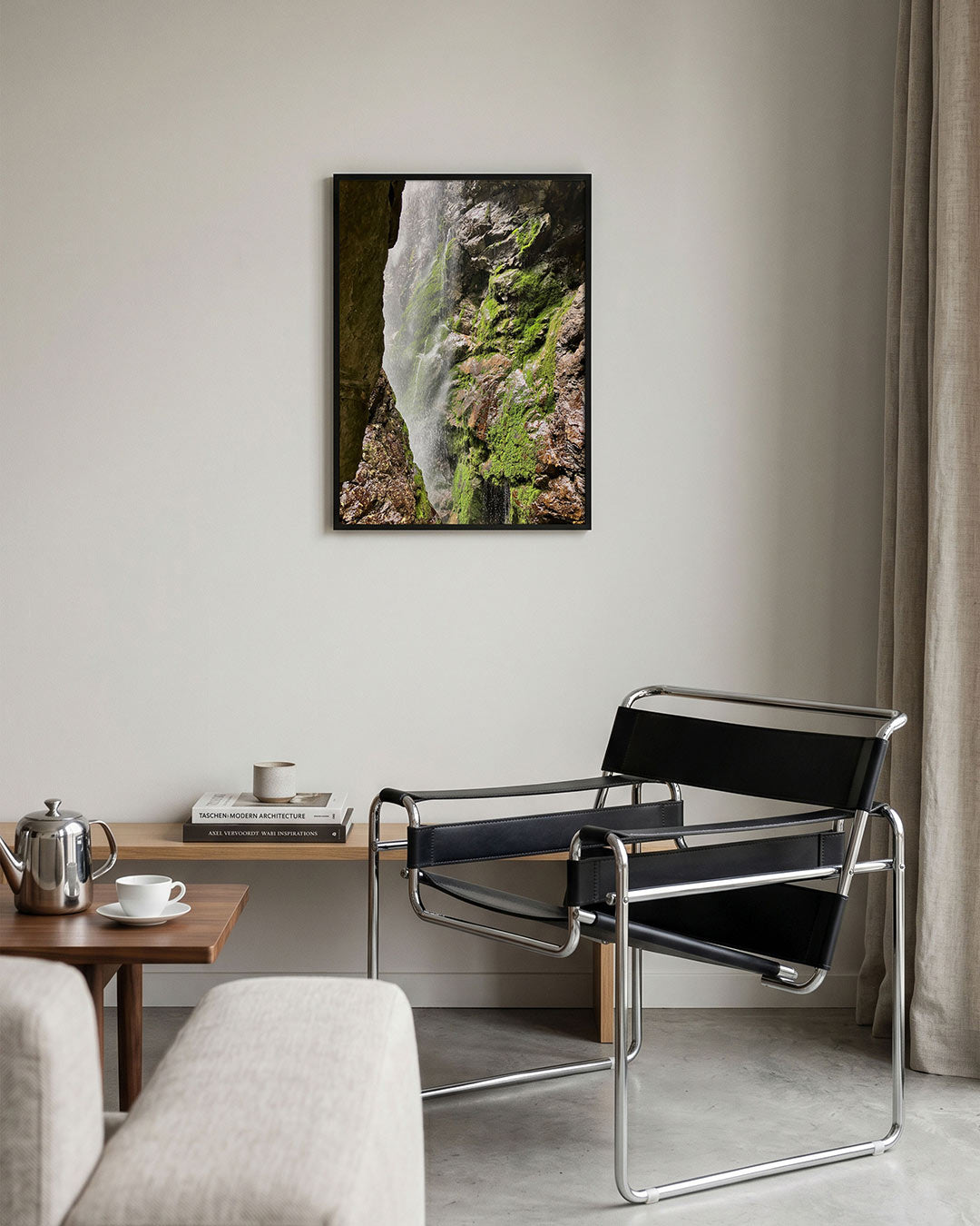 Rotsachtige waterval poster – tweede productweergave – deze poster toont een waterval die langs groene, met mos bedekte