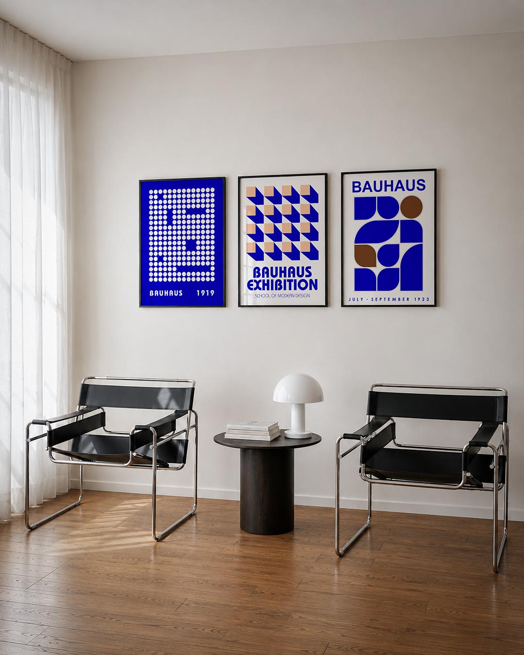 Cirkelpatroon blauw driedelige posterset – een levendig blauw vlak met een raster van witte cirkels. De cirkels vormen een