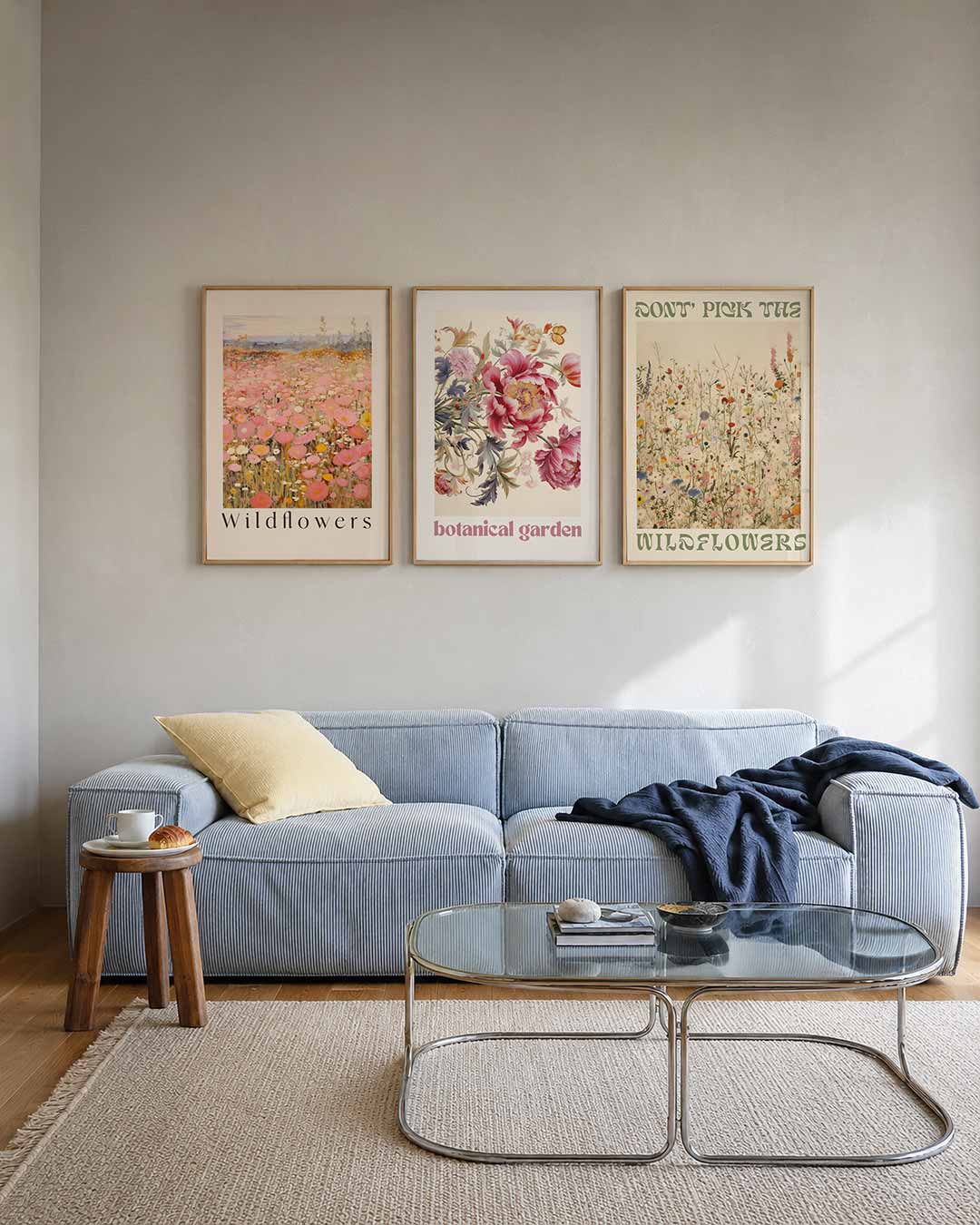 Bloemenweelde posterset – tweede productweergave – een zee van roze en gele bloemen verspreid over een veld,