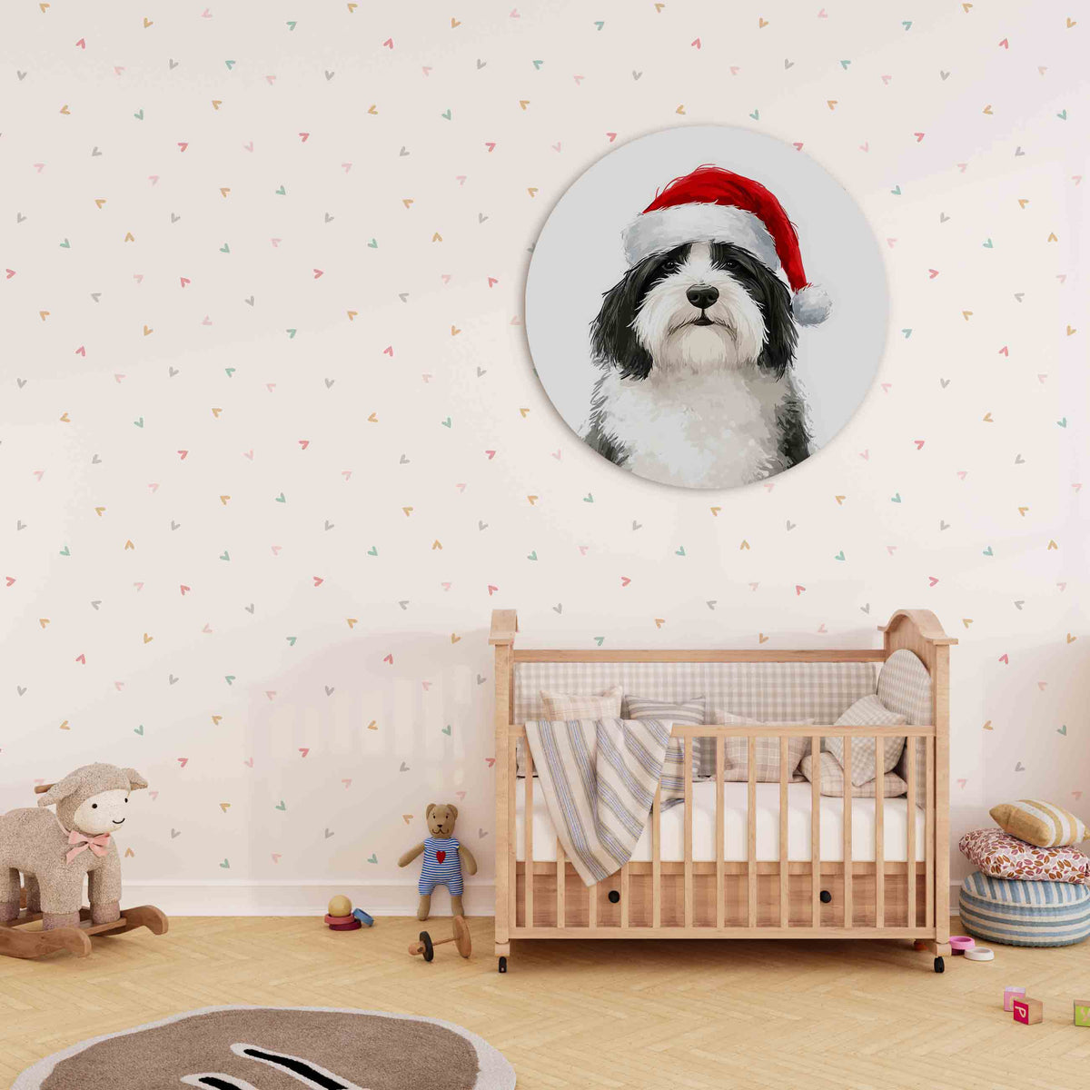 Hond met kerstmuts Muurcirkel – derde productweergave – Een hond met een zwart-witte vacht draagt een rode kerstmuts.