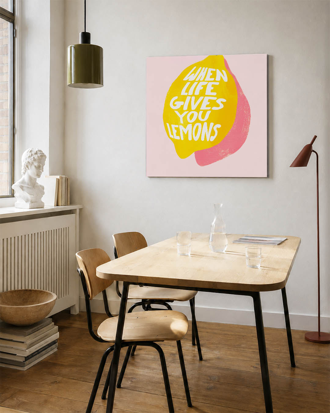 Citrus inspiratie kunstwerk – detailweergave – dit kunstwerk toont een speelse compositie van een gele citroen met witte